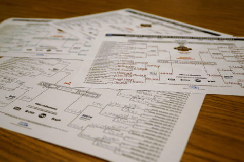 Students fill out brackets for NCAA tournament