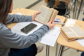 New school cell phone law passes Kansas Senate